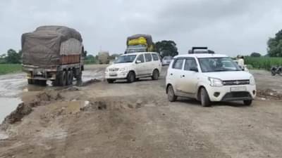 Nandurbar | सततच्या पावसामुळे नंदुरबार जिल्हातील रस्त्यांचे वाजले तीन तेरा, अपघातांच्या घटनांमध्ये मोठी वाढ...