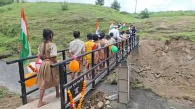 Nandurbar | पोलीस दलाने पुढाकार घेत विद्यार्थ्यांना बांधून दिला लोखंडी पुल, पुराच्या पाण्यातून धोकादायक पध्दतीने विद्यार्थ्यांना करावा लागत होता प्रवास...