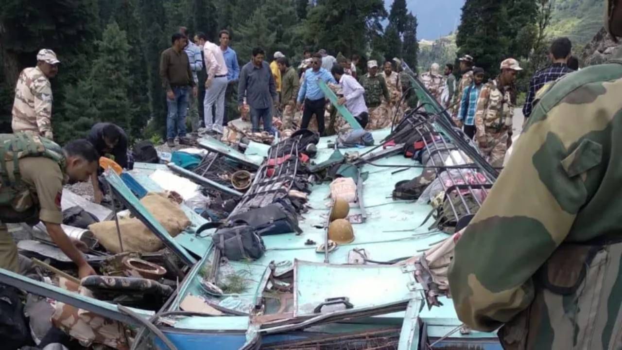 ITBP Bus Accident : मोठी बातमी जम्मू-काश्मीरमध्ये सैन्य दलाच्या बसचा मोठा अपघात! ब्रेक फेलमुळे पहलगाम नदीमध्ये बस उलटली