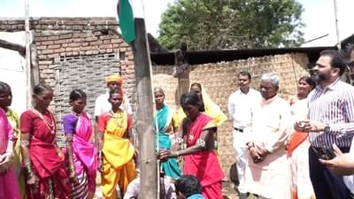 Nanded | राष्ट्रपतींच्या सन्मानार्थ नांदेड जिल्ह्यात आदिवासी पाड्यांवर अनोखा स्वातंत्र्यदिन, कोलामपोड येथे नागूबाईंच्या हस्ते ध्वजारोहण