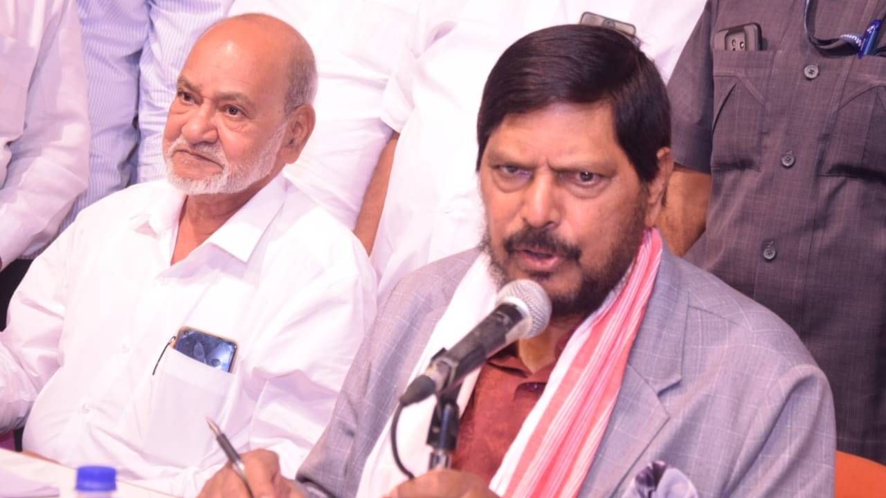 Ramdas Athawale : शिंदे गट खरी शिवसेना असल्याचा निर्णय निवडणूक आयोग देऊ शकतो; रामदास आठवलेंच्या विधानाचा अर्थ काय? Ramdas Athawale : शिंदे गट खरी शिवसेना असल्याचा निर्णय निवडणूक आयोग देऊ शकतो; रामदास आठवलेंच्या विधानाचा अर्थ काय?