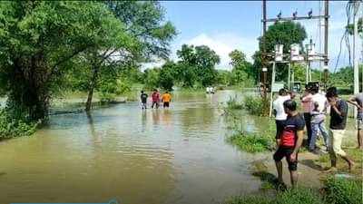 Bhandara : भंडारा जिल्ह्यात तहसिलदार कार्यालयातील कर्मचारी पूरात वाहून गेला, एकाला वाचवण्यात नागरिकांना यश