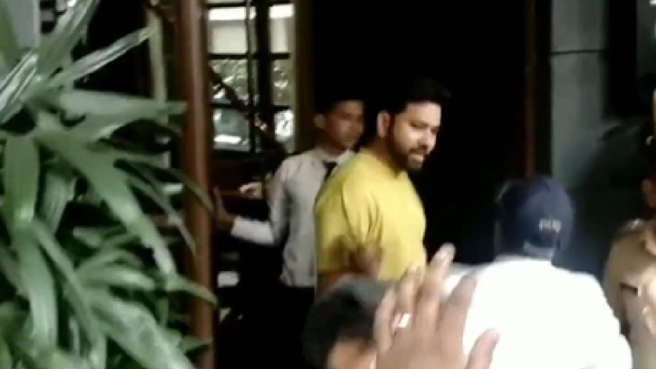 VIDEO : मित्राला भेटायला गेला अन् रेस्टॉरंटमध्ये अडकला, वाहतूक कोंडी, रोहित शर्माचा व्हिडीओ व्हायरल