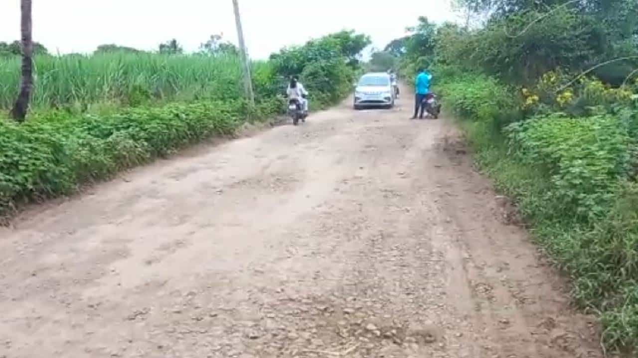 Solapur : करमाळा- चिखलठाण रस्त्याचे तीनतेरा, रस्ता दुरुस्त न केल्यास मतदानावर बहिष्कार टाकू, ग्रामस्थांचा इशारा