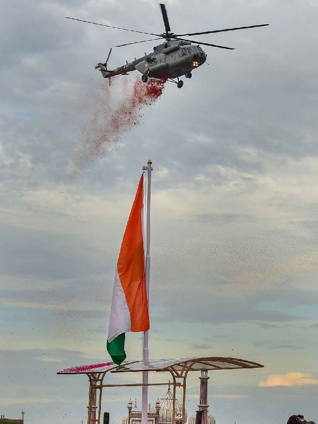 Azadi ka Amrit Mahotsav : ‘आझादी का अमृत महोत्सव’ लाल किल्ला सजला फुलांनी