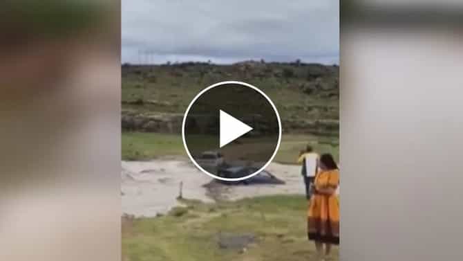 Shocking Video: धक्कादायक! पाण्याखाली गेलेला पूल ओलांडण्याचं केलं धाडस, मात्र..