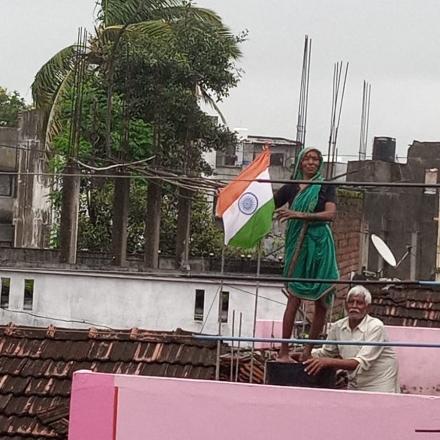 वृद्धत्वामुळे उंचावर चढता न येणाऱ्या हिंदुराव यांनी पत्नी रुक्मिणी यांना पहिल्यांदा एका प्लास्टिकच्या स्टॉलवर चढवलं. त्यानंतर एका मोठ्या पत्र्याच्या बॅरेलवर चढवून त्यांचा तोल सांभाळत घरावर तिरंगा फडकवला. शेजाऱ्यांनी वृद्ध दाम्पत्याची ही कसरत आपल्या मोबाईल कॅमेऱ्यात कैद केली. 
