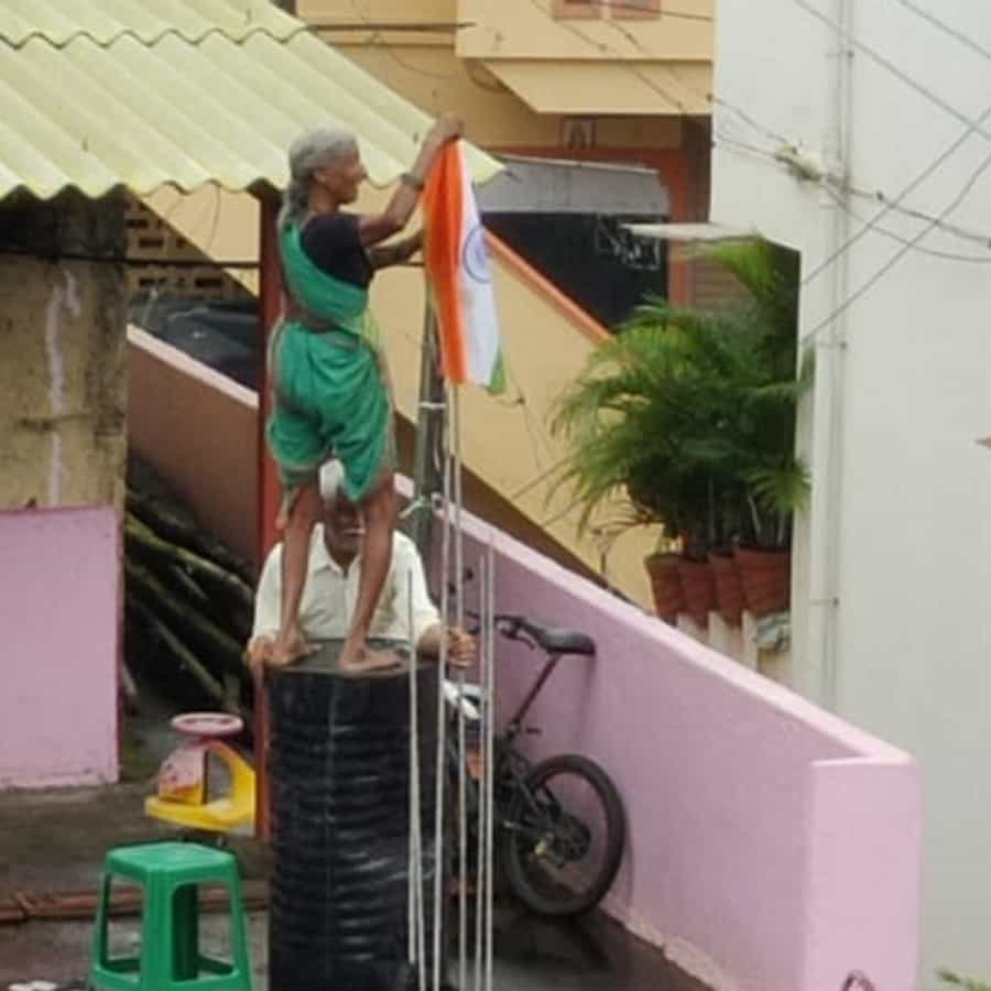 स्वातंत्र्याच्या अमृत महोत्सवानिमित्त देशभरात 'हर घर तिरंगा' ही मोहीम राबवली गेली. यात कोट्यवधी भारतीयांना सहभाग घेत आपल्या घरावर तिरंगा फटकावला. मात्र घरावर तिरंगा फडकवण्यासाठी कसरत करणाऱ्या कोल्हापुरातील एका वृद्ध दाम्पत्याचा फोटो सध्या सोशल मीडिया चांगलाच व्हायरल होतोय.