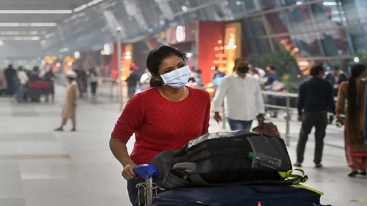 विमान प्रवासात मास्क घाला नाही तर दंड भरायला तयार रहा; DGCA ची प्रवाशांना सक्त ताकीद