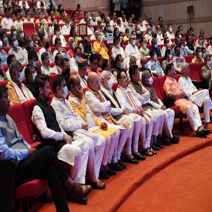 पंतप्रधान नरेंद्र मोदींनी त्यांच्या मंत्रिमंडळातील सहकाऱ्यांसह आज सायंकाळी संसदेच्या बालयोगी सभागृहात राष्ट्रीय प्रसारक दूरदर्शनने बनवलेल्या "स्वराज" या मालिकेचे विशेष स्क्रीनिंग दाखवलं.