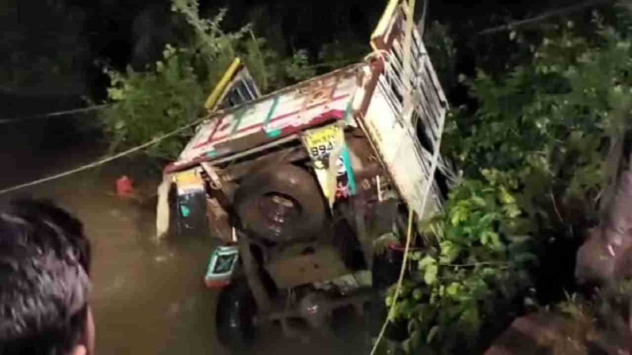 Nagar Accident : नगरमध्ये प्रवरा नदीपात्रात पिकअप कोसळला; एक बचावला, एकाचा मृतदेह गाडीतच‌ आढळला तर तिसरा बेपत्ता