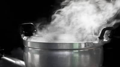 Shocking : पतीच्या प्रायव्हेट पार्टवर पत्नीने ओतलं उकळतं पाणी! आय..आय..गं करत झोपेतच कळवळला पती, असं का केलं तिनं?