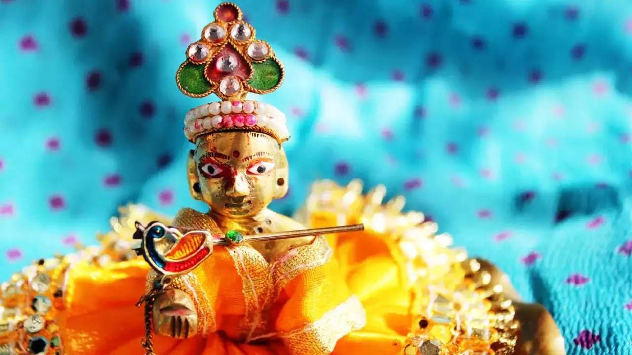 Krishna Janmashtami 2022: स्मार्त आणि वैष्णव जन्माष्टमीतले अंतर, जन्माष्टमीच्या दोन तिथी का? Krishna Janmashtami 2022: स्मार्त आणि वैष्णव जन्माष्टमीतले अंतर, जन्माष्टमीच्या दोन तिथी का?