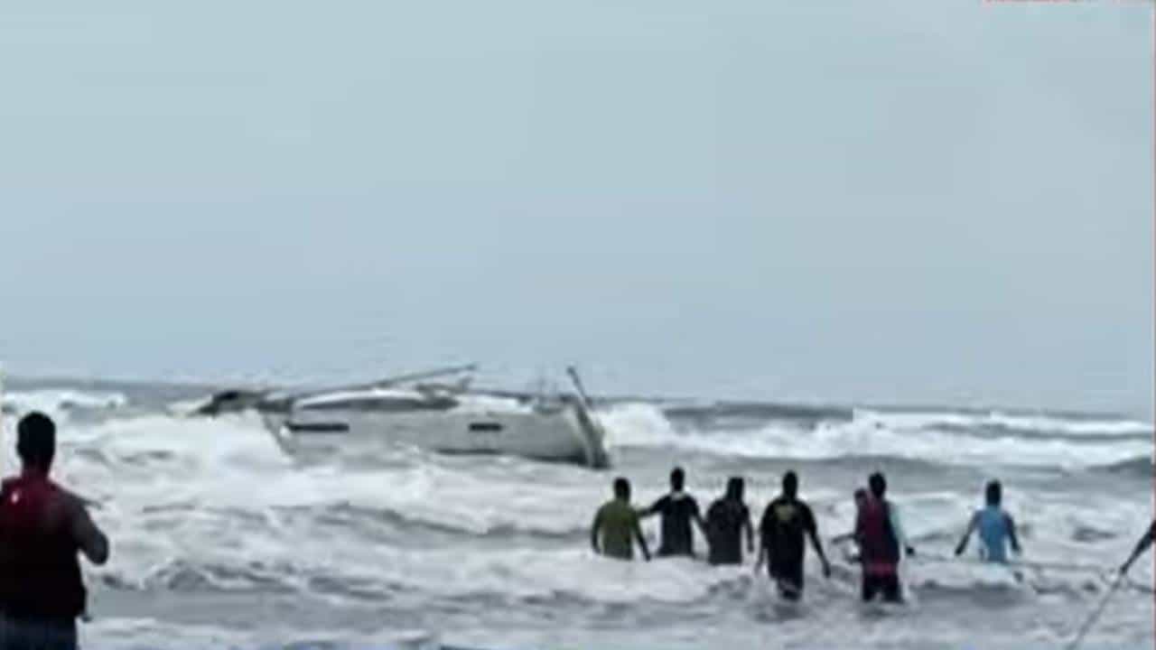 Harihareshwar News: हरिहरेश्वर किनाऱ्यावर संशयास्पद बोट, बोटीत शस्त्रास्त्र आढळल्यानं रायगडमध्ये हायअलर्ट! अतिरेक्यांचा पुन्हा समुद्रामार्गे घुसण्याचा प्रयत्न?