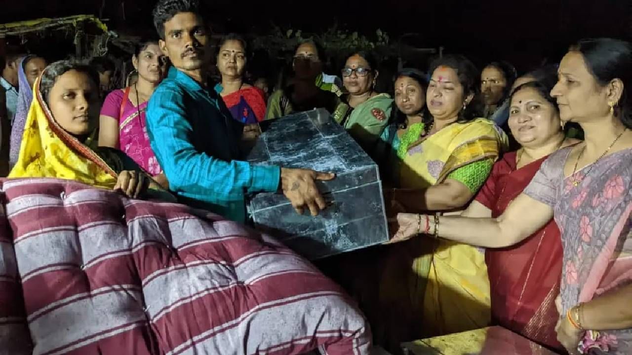 Bhandara flood : भंडाऱ्यातील खासदारांच्या पत्नी पूरबाधितांसाठी धावल्या, धनेगावात शुभांगी मेंढेंकडून जीवनावश्यक वस्तूंचे वाटप