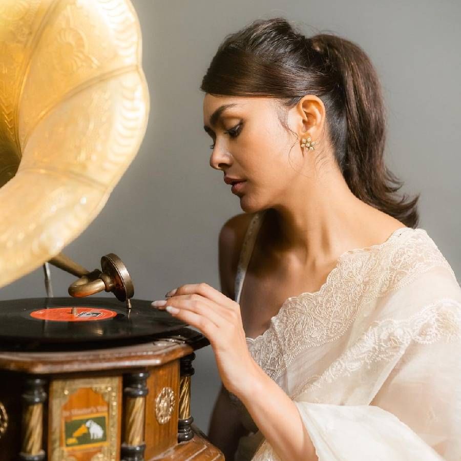 मृणाल  इंडस्ट्रीत  राजकुमारी,  नूरजहाँ उर्फ ​​सीता या नावाने अधिक लोकप्रिय आहे,   टॉलीवूडमधील ही नवीन नावे आहे .   'सीता रामम' चित्रपटातील तिच्या सीतेच्या भूमिकेने अनेकांची मने जिंकली आहेत. 
