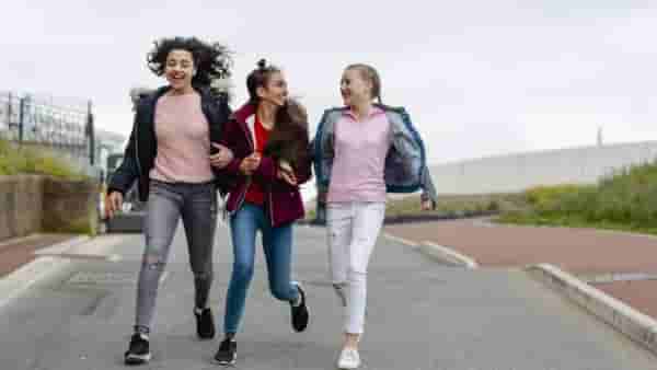 Parenting : लहान वयातच तुमचं मूल प्रेमात पडलयं ? पालकांनी चुकूनही करू नयेत या चुका !