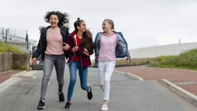 Parenting : लहान वयातच तुमचं मूल प्रेमात पडलयं ? पालकांनी चुकूनही करू नयेत या चुका !