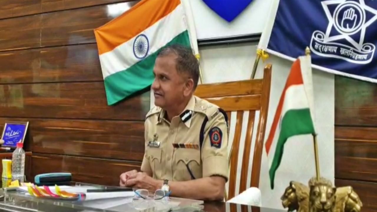 Pune crime : पोलीस आयुक्तांच्या नावे गिफ्ट देण्याचा बहाणा करून पैसे उकळण्याचा उद्देश, पिंपरी चिंचवडमधल्या पोलीस अंमलदाराची तक्रार; आरोपी मोकाटच Pune crime : पोलीस आयुक्तांच्या नावे गिफ्ट देण्याचा बहाणा करून पैसे उकळण्याचा उद्देश, पिंपरी चिंचवडमधल्या पोलीस अंमलदाराची तक्रार; आरोपी मोकाटच