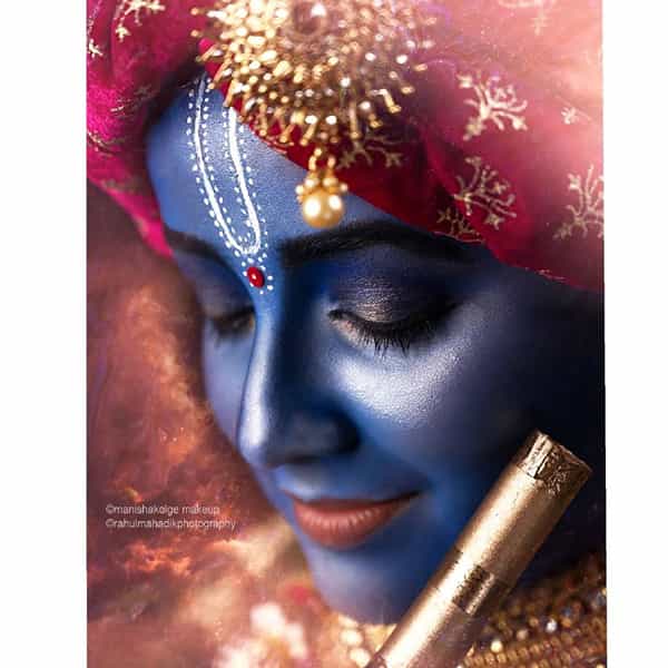 मराठी चित्रपट सृष्टीतील अभिनेत्री अपूर्वा नेमाळकर सोशल मीडियावर सक्रिय असते. 'रात्रीस खेळ चाले' या मालिकेतून प्रसिद्धीस आलेल्या अपूर्वाने नेमाळकर श्रीकृष्ण जन्माष्टमी निमित्त भगवान श्रीकृष्णाचा अवताराचा खास लूक तयार केला आहे. या लूकमधील हे फोटो तिने सोशल मीडियावर शेअर केले आहेत.