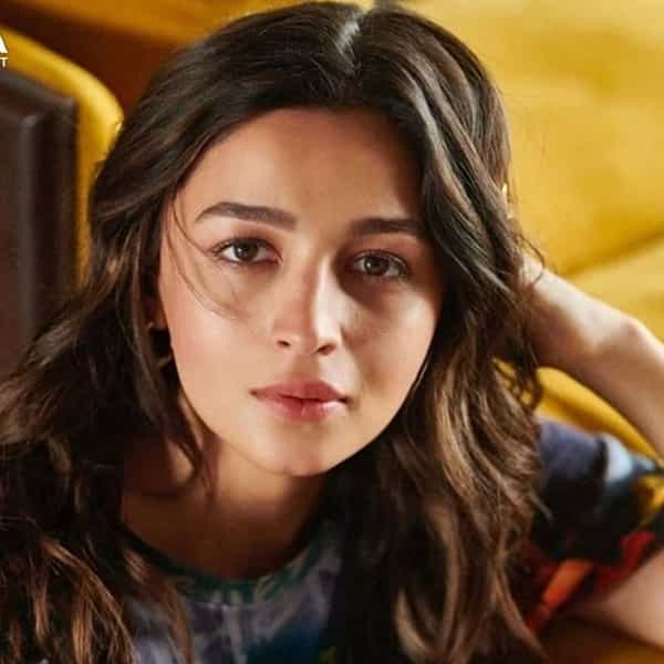 अभिनेत्री आलिया भट्ट आता आई होणार आहे. सध्या ती खूप खुश आहे. आजकाल तिच्या मातृत्वाचा आनंद घेत आहे. दुसरे म्हणजे, आलियाचा डार्लिंग्स हा चित्रपट नुकताच प्रदर्शित झाला, ज्याला प्रेक्षकांचा चांगला प्रतिसाद मिळाला. दरम्यान, आलिया भट्ट सध्या तिच्या आगामी 'ब्रह्मास्त्र' चित्रपटाच्या प्रमोशनमध्ये व्यस्त आहे.