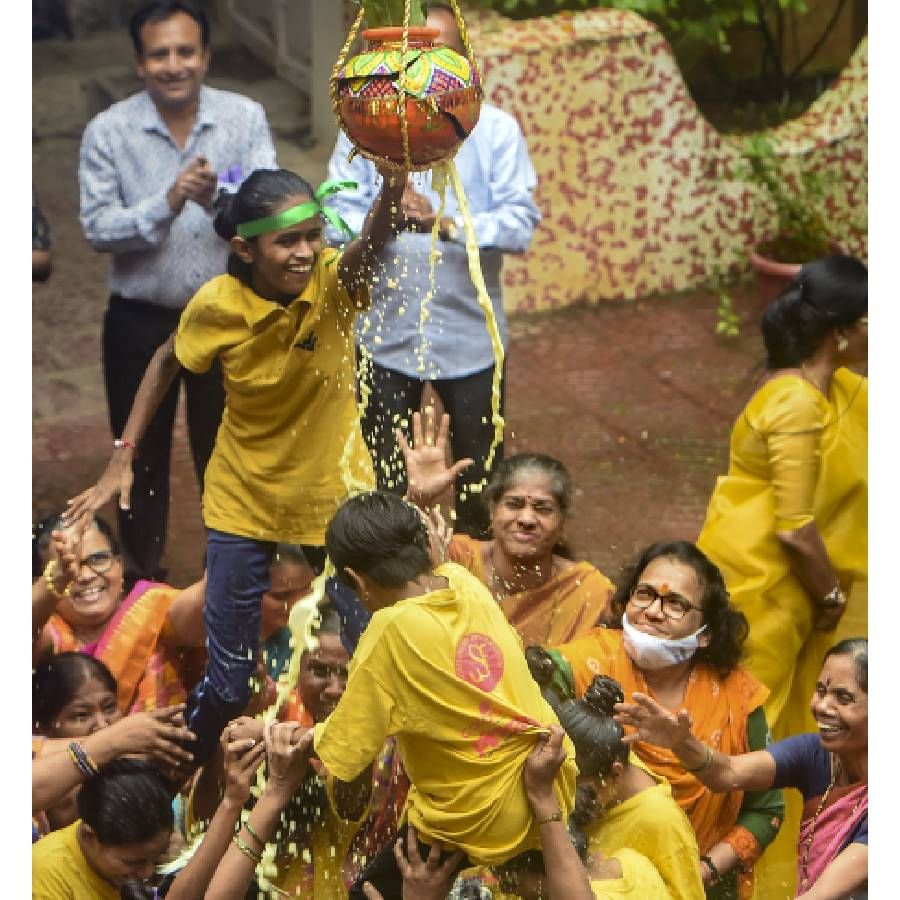 कमला मेहता स्कूल फॉर ब्लाइंडच्या विद्यार्थ्यांनी  मानवी पिरॅमिड तयार केला,  मुंबईत 'कृष्ण जन्माष्टमी' उत्सवादरम्यान 'दहीहंडी' उत्सव साजरा केला. 
