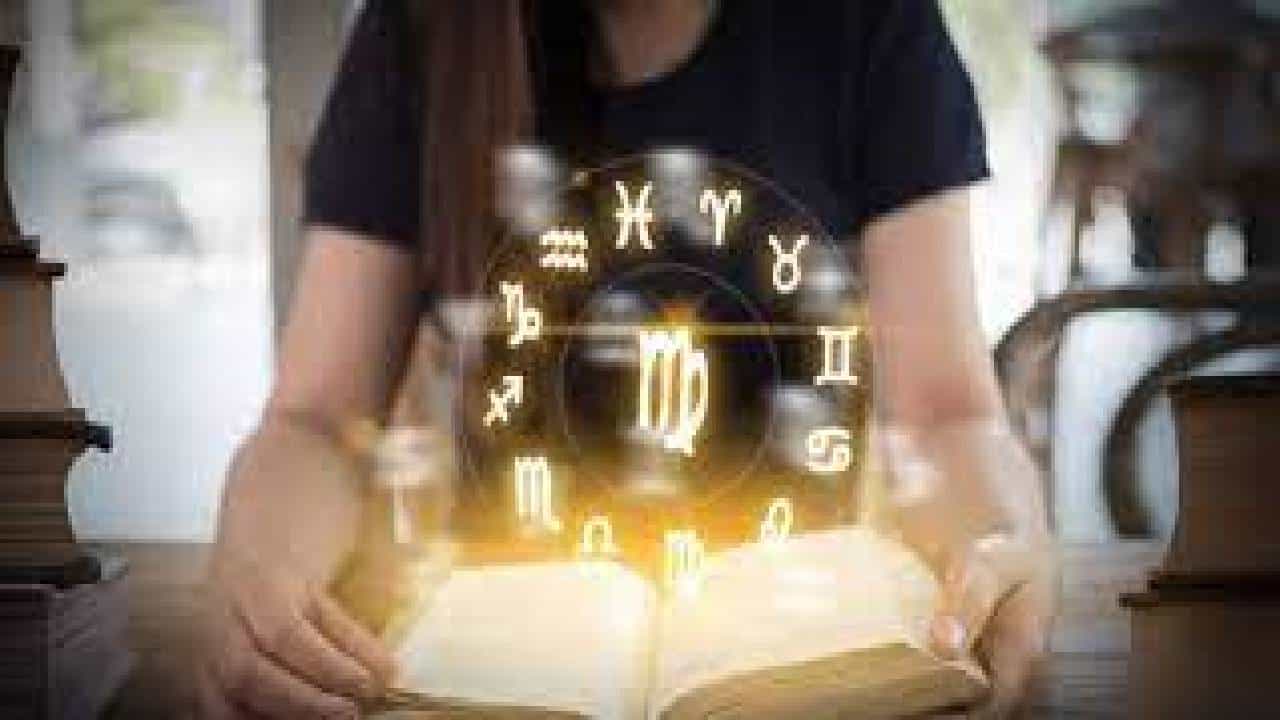 Name Astrology: या अक्षरांची नावे असलेल्या मुली असतात खूप हुशार, करिअरमध्ये गाठतात विशेष उंची