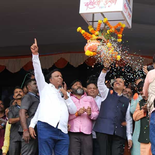 राज्यात सर्वत्र दहीहंडीचा उत्साह मोठ्या उत्साहात साजरा केला जात आहेत. उपमुख्यमंत्री देवेंद्र फडणवीस यांच्या उपस्थितीत वरळी येथील जांबोरी मैदानातील भव्य दहीहंडी फोडण्यात आली.