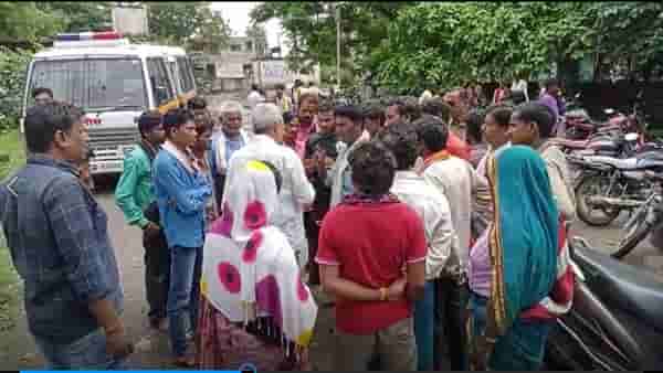 Dhule : तपकिर न दिल्यामुळे चिडलेल्या पतीचा पत्नीवर कुऱ्हाडीचा घाव, सासऱ्याची पोलिस ठाण्यात तक्रार