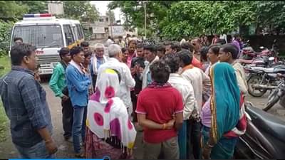 Dhule : तपकिर न दिल्यामुळे चिडलेल्या पतीचा पत्नीवर कुऱ्हाडीचा घाव, सासऱ्याची पोलिस ठाण्यात तक्रार