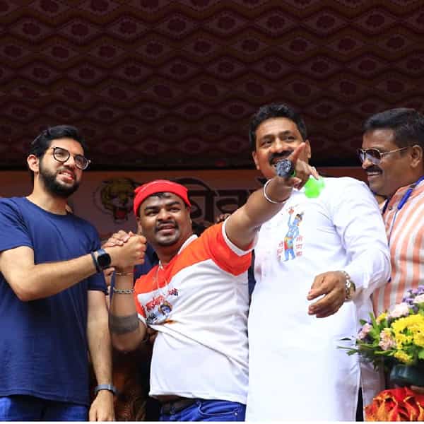 शिवसेना नेते आदित्य ठाकरे यांनीहीमुंबईतील वेगवेगळ्या परिसारारतील दहीहंडी कार्यक्रमांना हजेरी लावली. यावेळी त्यांनी गोविंदा पथकांना शुभेच्छा देत , आयोजकांचे आभारही मानले. त्यांनी कार्यक्रमाचे फोटो सोशल मीडियावर शेअर केले आहेत