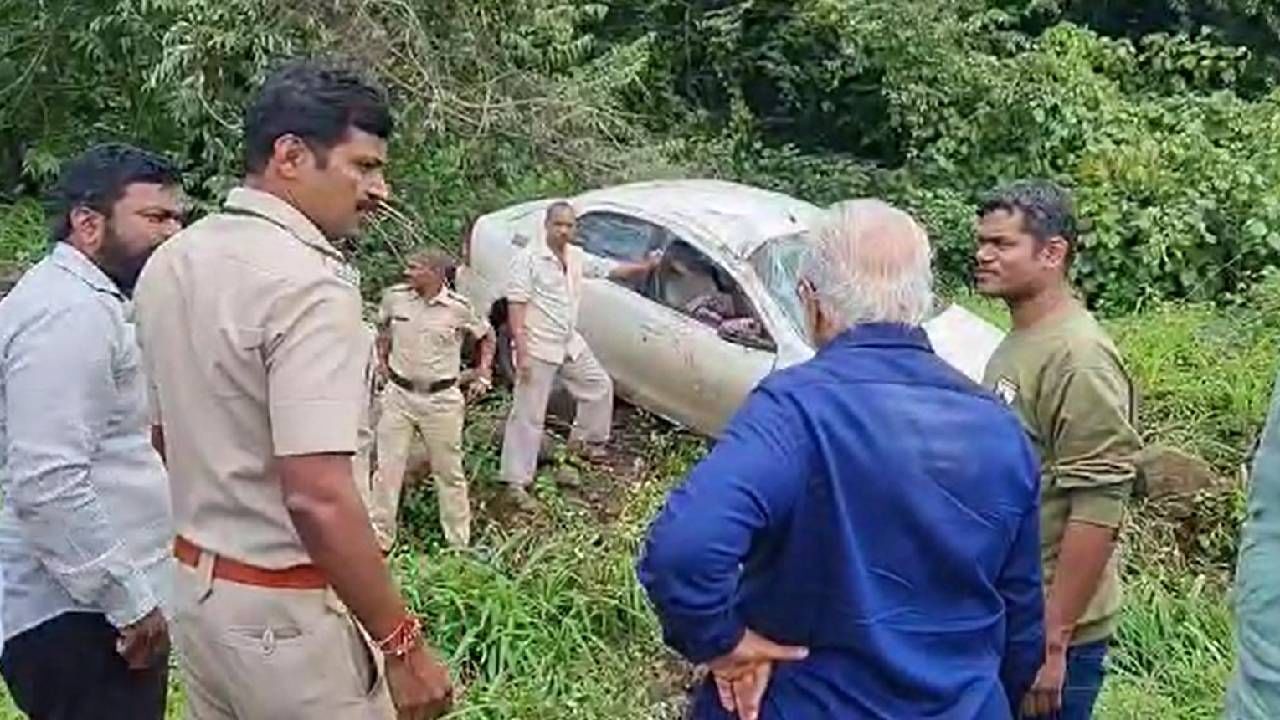 Chagan Bhujbal : अपघातग्रस्तांच्या मदतीला धावून आले छगन भुजबळ, नातेवाईकांशीही संपर्क अन् पोलीस यंत्रणेलाही सूचना