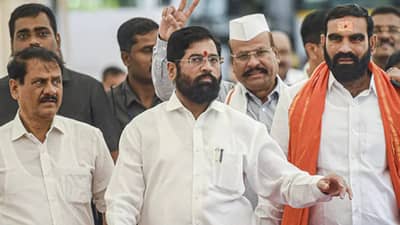 यांनी पुन्हा निवडून यावं,मुख्यमंत्र्यांना 1 लाख लिटर दुधाचा अभिषेक घालतो; ...आणि प्रॉपर्टीही दान करतो ; बंडखोर आमदारांना युवासेनेचे चॅलेंज