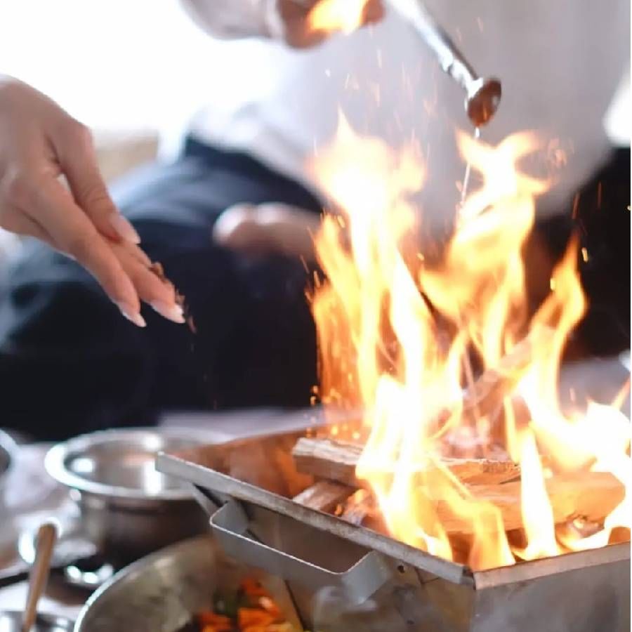 फोटोंमध्ये ते धार्मिक विधी करताना दिसले. पण कोणत्याही फोटोत दोघांचे चेहरे दिसून आले नाहीत