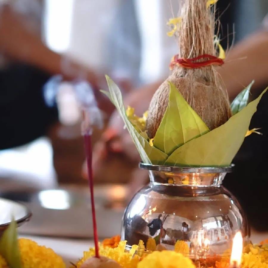 रणवीर सिंगने या फोटोंमध्ये पूजा पद्धतीची झलक दाखवली. यासोबतच त्यांनी पूजे दरम्यानच्या त्यांच्या निखळ क्षणांची झलक दाखवली आहे. रणवीर आणि दीपिका दोघांनीही गृह प्रवेश पूजासाठी पांढऱ्या पोशाखांची निवड केली.