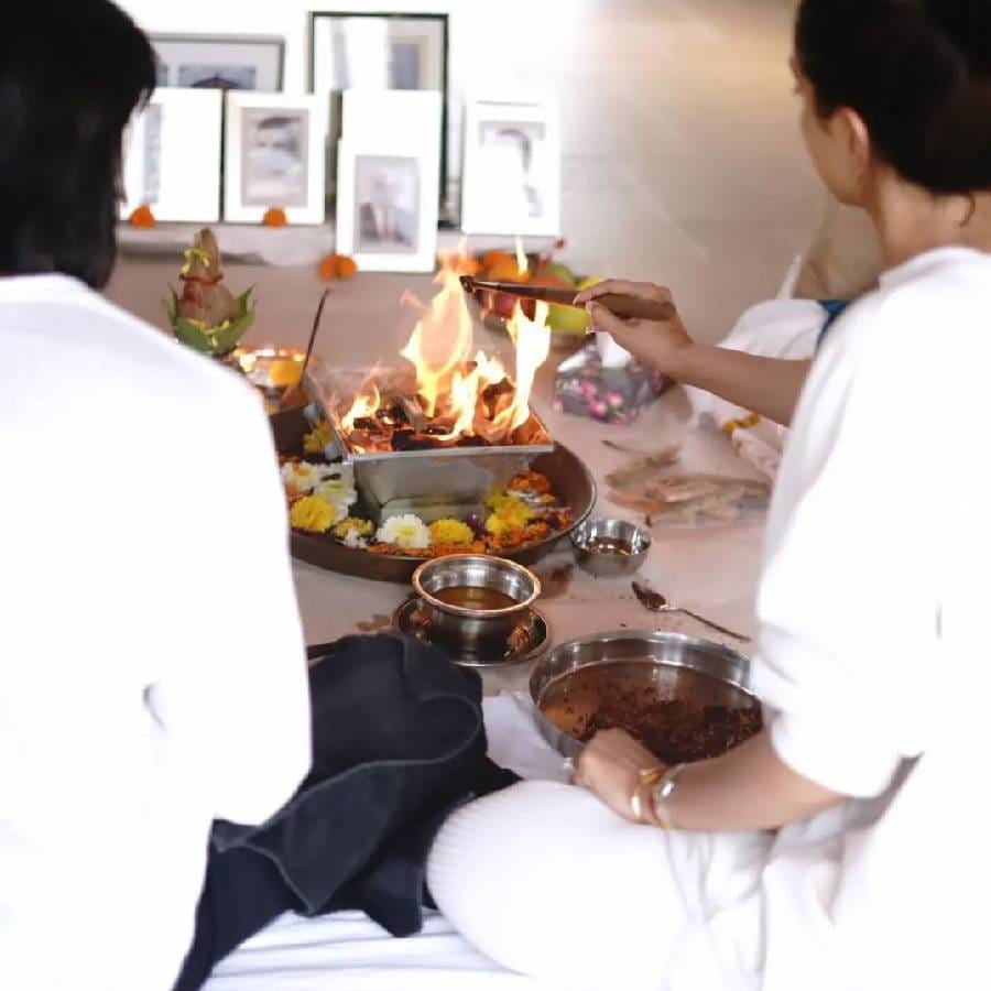 मीडियारिपोर्टनुसार रणवीर आणि दीपिकाच्या केवळ कुटुंबीयांनीच पुजेला हजेरी लावली होती. रणवीरने त्याच्या इंस्टास्टोरीज गृह प्रवेशचे फोटो शेअर केले आहेत. यामध्ये त्याने त्याचा आणि दीपिकाचा चेहरा दाखवला नाही.