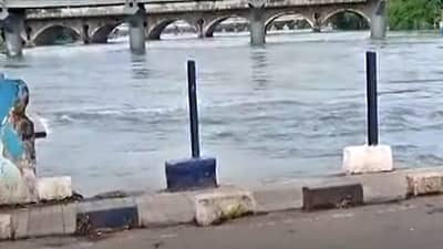 Pune rain : बाबा भिडे पूल वाहतुकीसाठी बंद, खडकवासला धरणातून पाण्यचा विसर्ग वाढवल्यानं नदीपात्रातून भरभरून वाहतंय पाणी