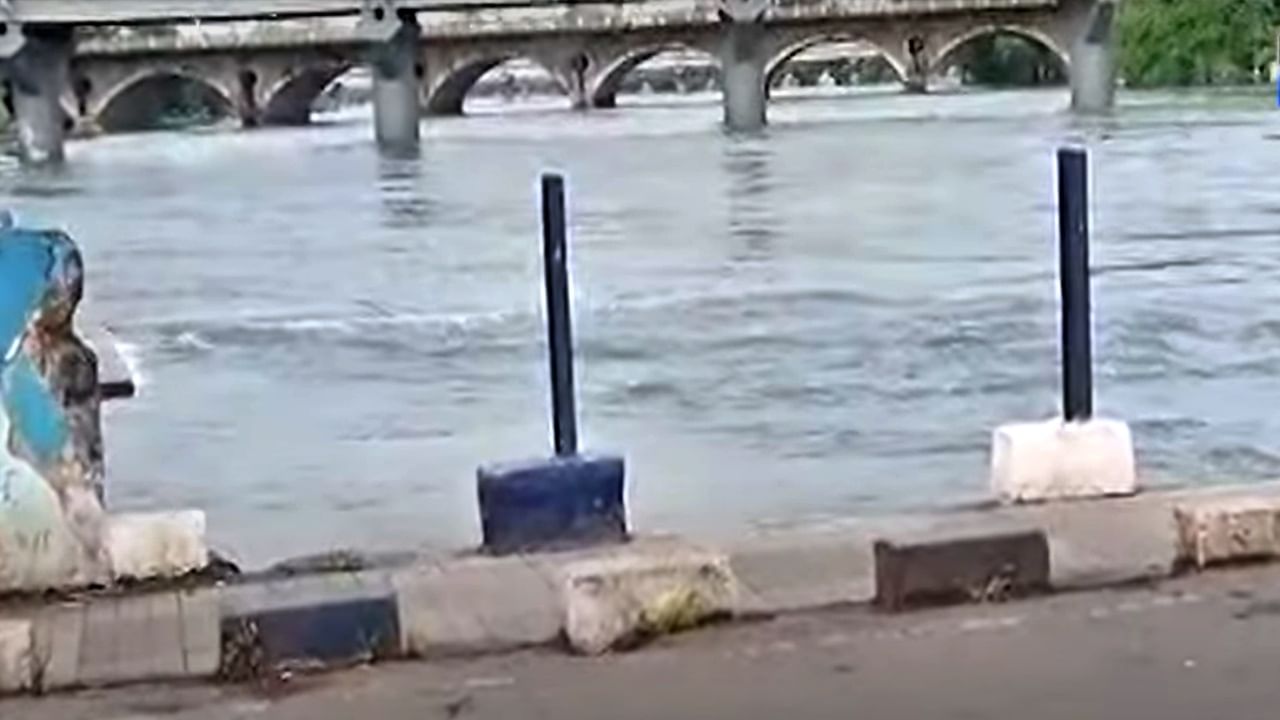 Pune rain : बाबा भिडे पूल वाहतुकीसाठी बंद, खडकवासला धरणातून पाण्यचा विसर्ग वाढवल्यानं नदीपात्रातून भरभरून वाहतंय पाणी