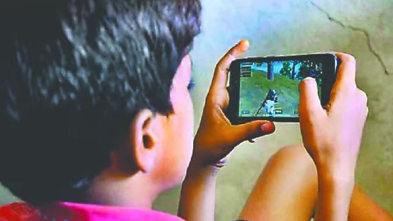 Mobile Game : मोबाईल गेममध्ये हरला म्हणून मारले 200 जोडे, अल्पवयीन मुलाची प्रकृती खालावली, नेमका काय प्रकार? जाणून घ्या…