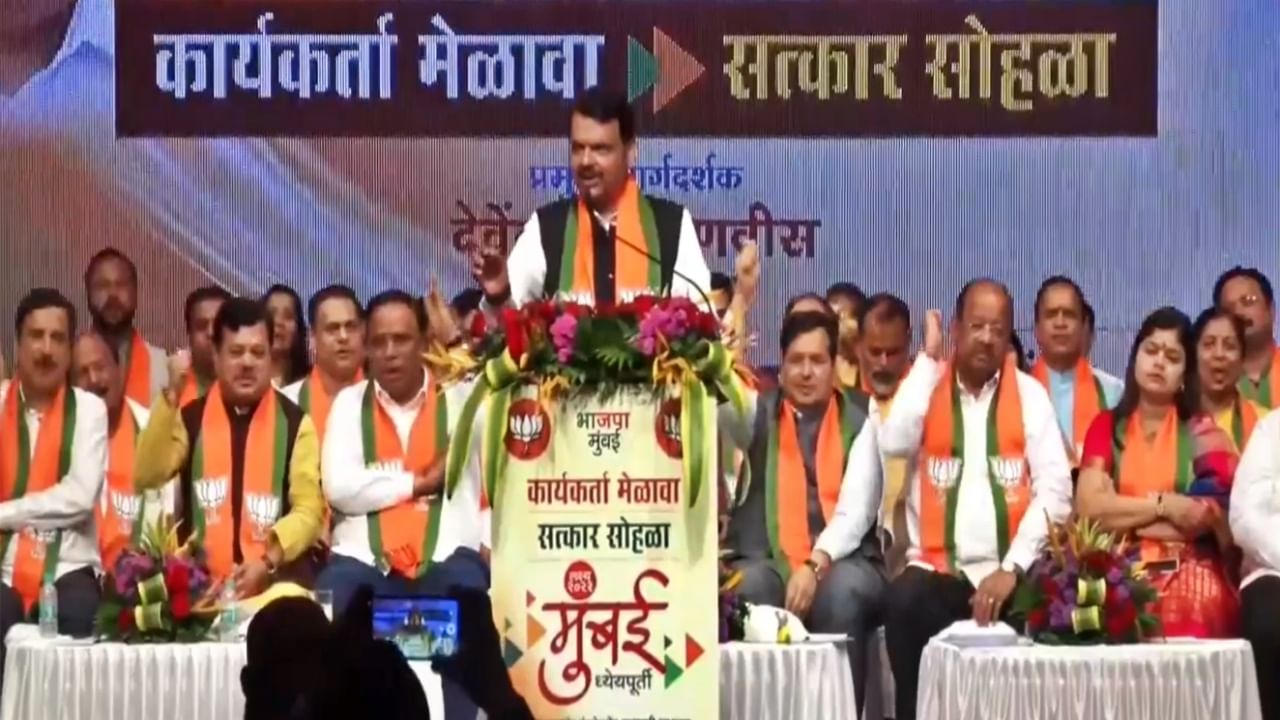 Devendra Fadnavis : मला अमिताभ बच्चन म्हटलं, पण माझं शरीर अमजद खानसारखं; फडणवीस असं का म्हणाले? Devendra Fadnavis : मला अमिताभ बच्चन म्हटलं, पण माझं शरीर अमजद खानसारखं; फडणवीस असं का म्हणाले?