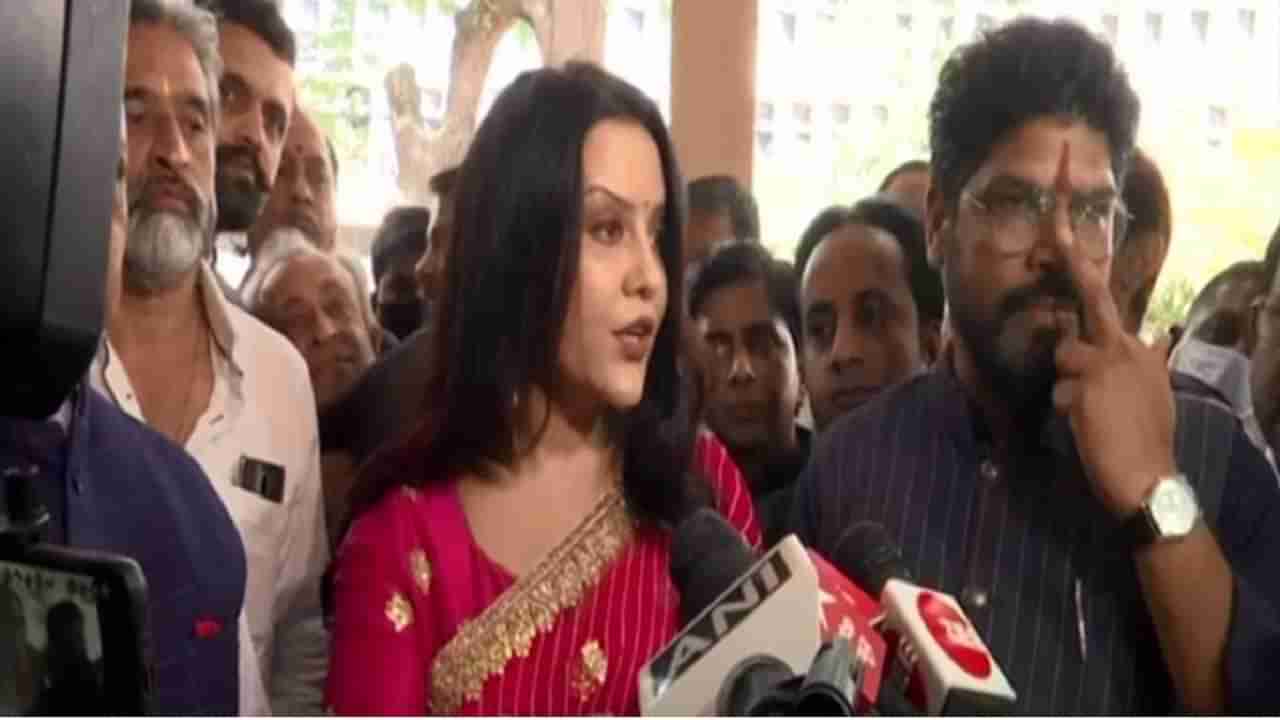 Amruta Fadnavis : पुण्यातील दहीहंडीला अमृता फडणवीसांची हजेरी, गाणं सादर केल्यानंतर उपस्थितांमध्ये उत्साह संचारला