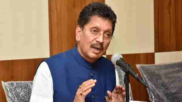 Deepak Kesarkar : मुख्यमंत्रीपद आणि मंत्रीपद घरात ठेवलं ही गद्दारी नव्हती का?; दीपक केसरकरांचा थेट आदित्य ठाकरेंना सवाल