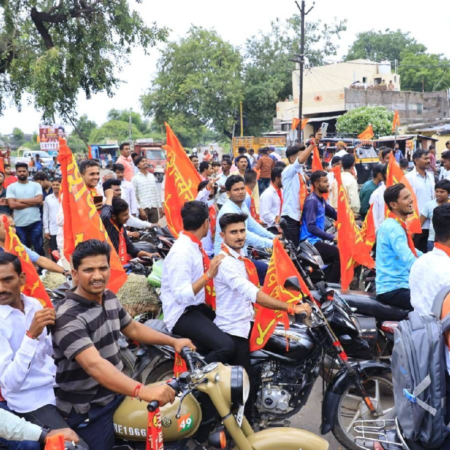 जळगाव जिल्ह्यातील शिरसोळी, वावरडे, पत्री येथी  शिवसैनिकांनी उत्साहात स्वागत करत ,शिवसैनिकांनी खास बाईक  रॅलीचे आयोजनही   केले  होते. 
