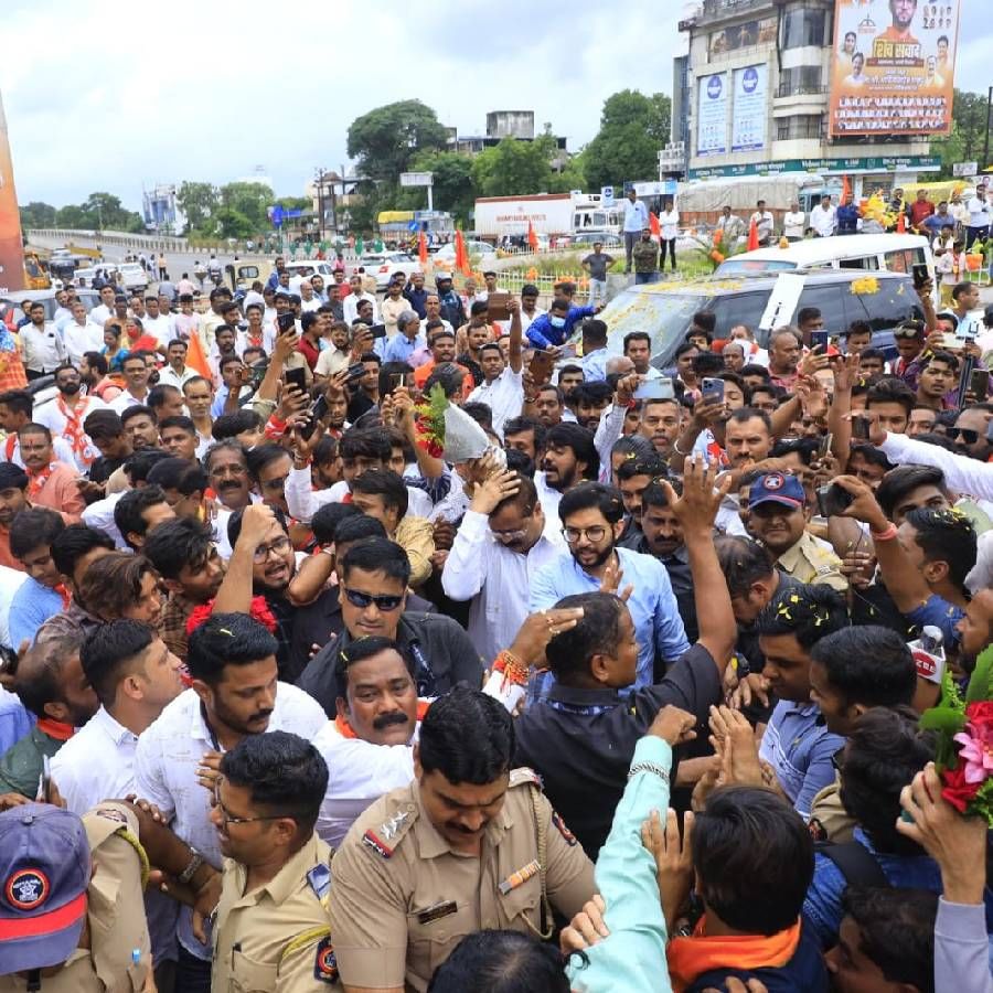 भडगाव येथे उपस्थित शिवसैनिक आणि नागरिकांनी मोठ्या जल्लोषात स्वागत केले. स्थानिक भगिनींनी औक्षण करून आशीर्वाद दिले, तर वडिलधाऱ्यांनी मायेनं पाठीवर आपुलकीची थाप दिली.
