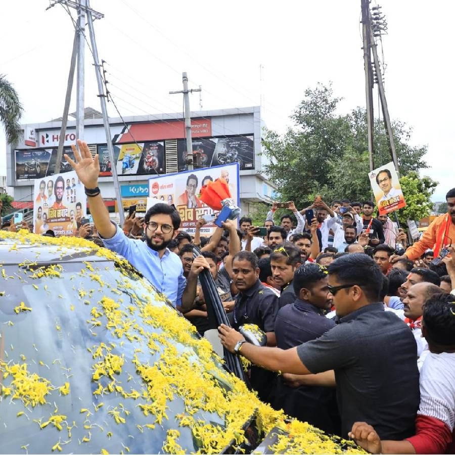 शिवसेना नेते आदित्य ठाकरे जळगावच्या दौऱ्या आहेत.शिवबंधन यात्रेतील चौथ्या टप्प्यात जळगाव  विमानतळावर  त्यांचे   जोरदार स्वागत करण्यात आले. 
