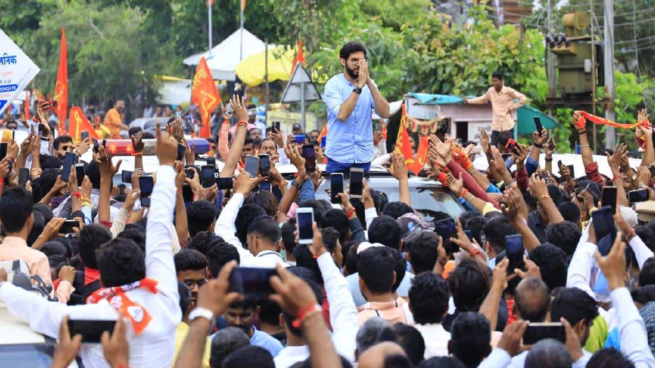 Aaditya Thackeray : चिंधी चोरांकडे लक्ष देऊ नका, मी त्यांचा मुखवटा फाडायला आलोय; आदित्य ठाकरेंचा घणाघात