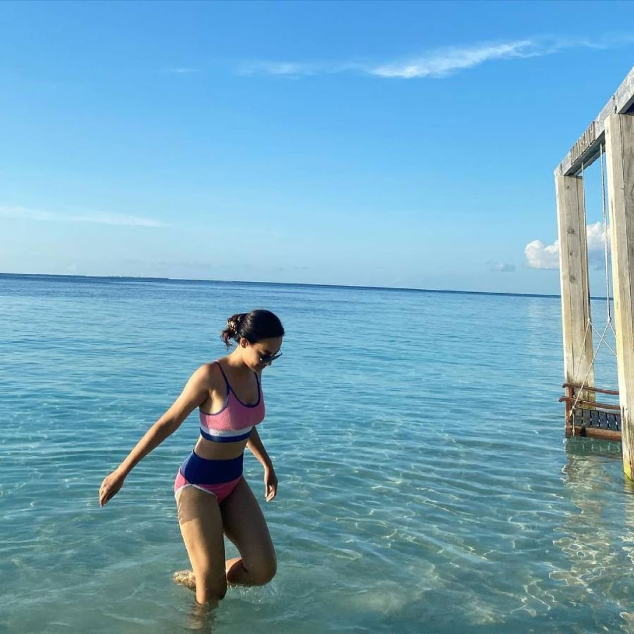 नागिन फेम टीव्ही अभिनेत्री सुरभी ज्योती मालदीवमध्ये 'क्वालिटी टाइम' घालवत आहे. होय,परदेशात सुट्टी घालवणाऱ्या या सुंदर अभिनेत्रीने तिचे बिकिनी फोटो पोस्ट करून इंटरनेट विश्वात खळबळ उडवून दिली आहे.