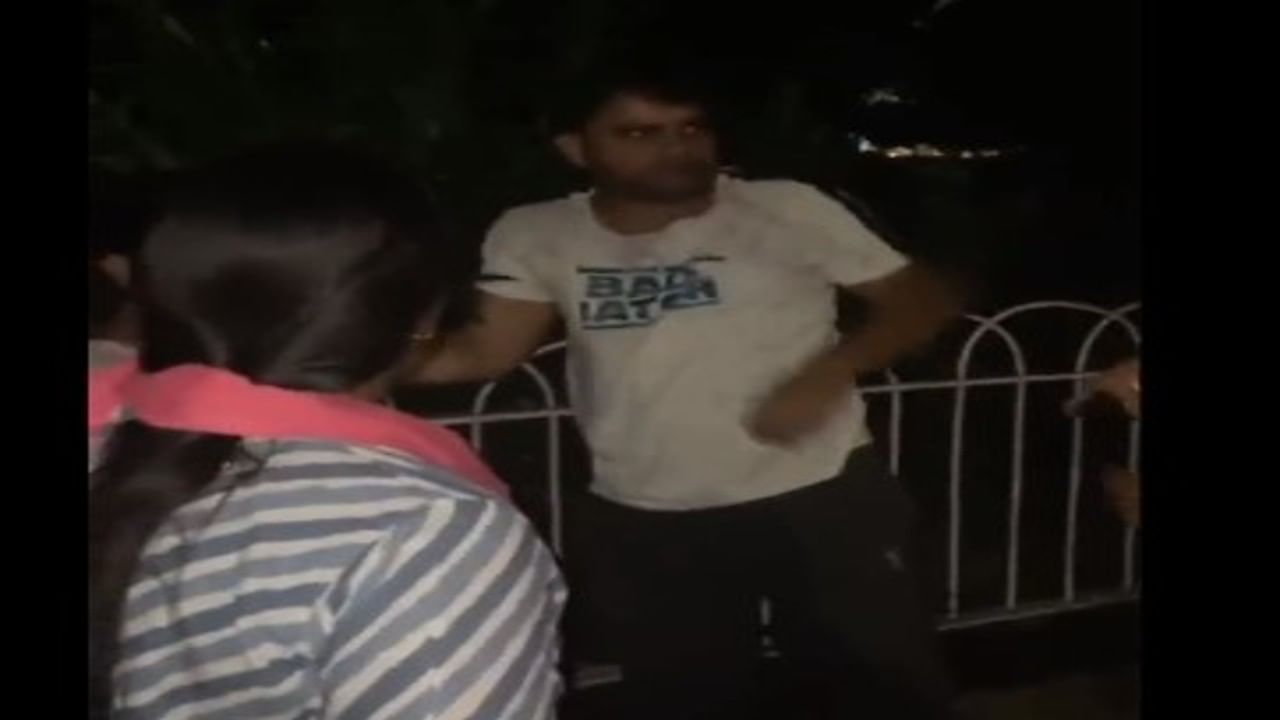 Mohit Sonkar Video : दुसऱ्या महिलेसोबत रोमान्स करणे पडले महागात; भाजप नेत्याला पत्नीने चांगलेच चोपले