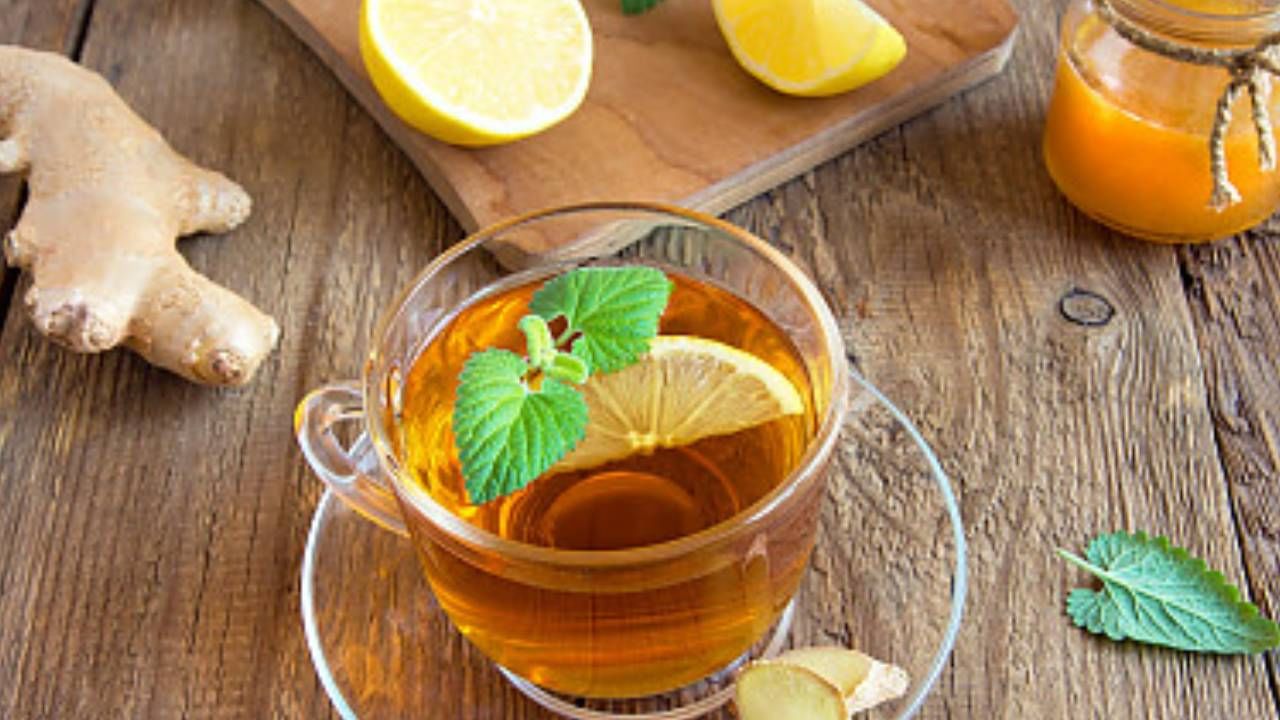 Lemon Tea: लेमन टी पिणं आहे खूप फायदेशीर, जाणून घ्या फायदे अन् आजच प्यायला सुरूवात करा...