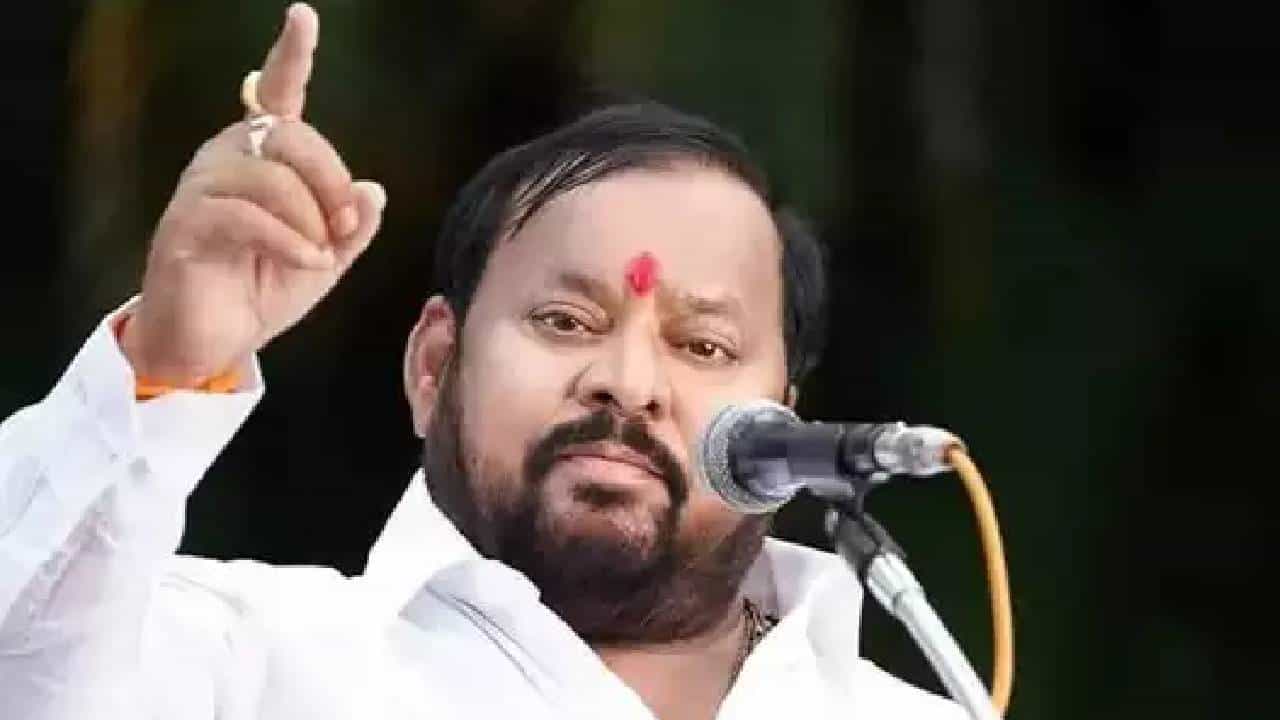 Shahajibapu Patil: दररोज संध्याकाळी 2 क्वार्टर दारु आणि 4 किलो मटण खाणारा गद्दार आमदार, गुवाहाटीफेम शहाजीबापू पाटील यांच्यावर माजी शिवसेना जिल्हाप्रमुखांची सडकून टीका